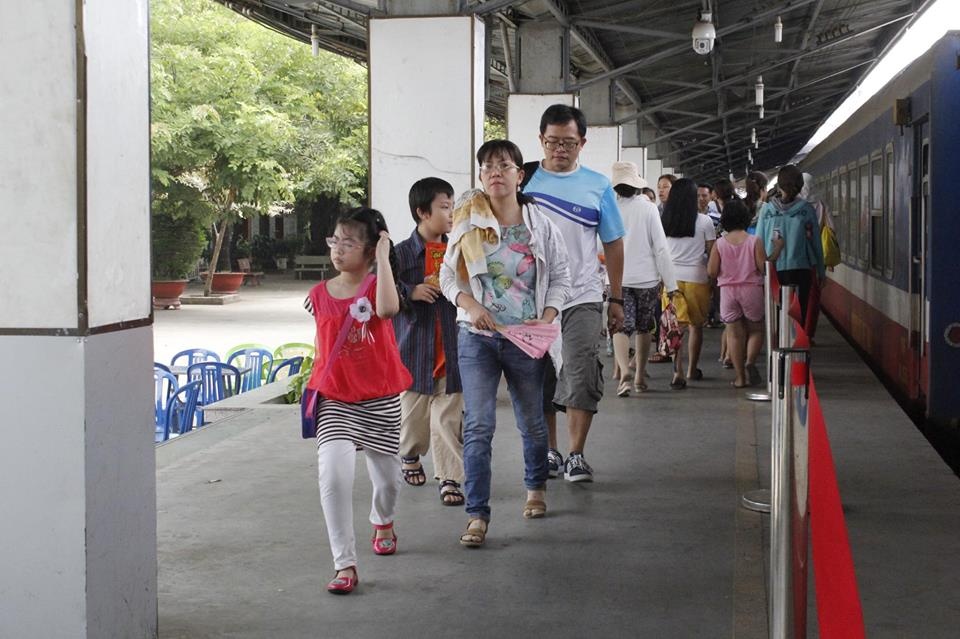 tàu ngoại ô chở xe máy có xăng ảnh 1 tau ngoai o cho xe may co xang anh 1