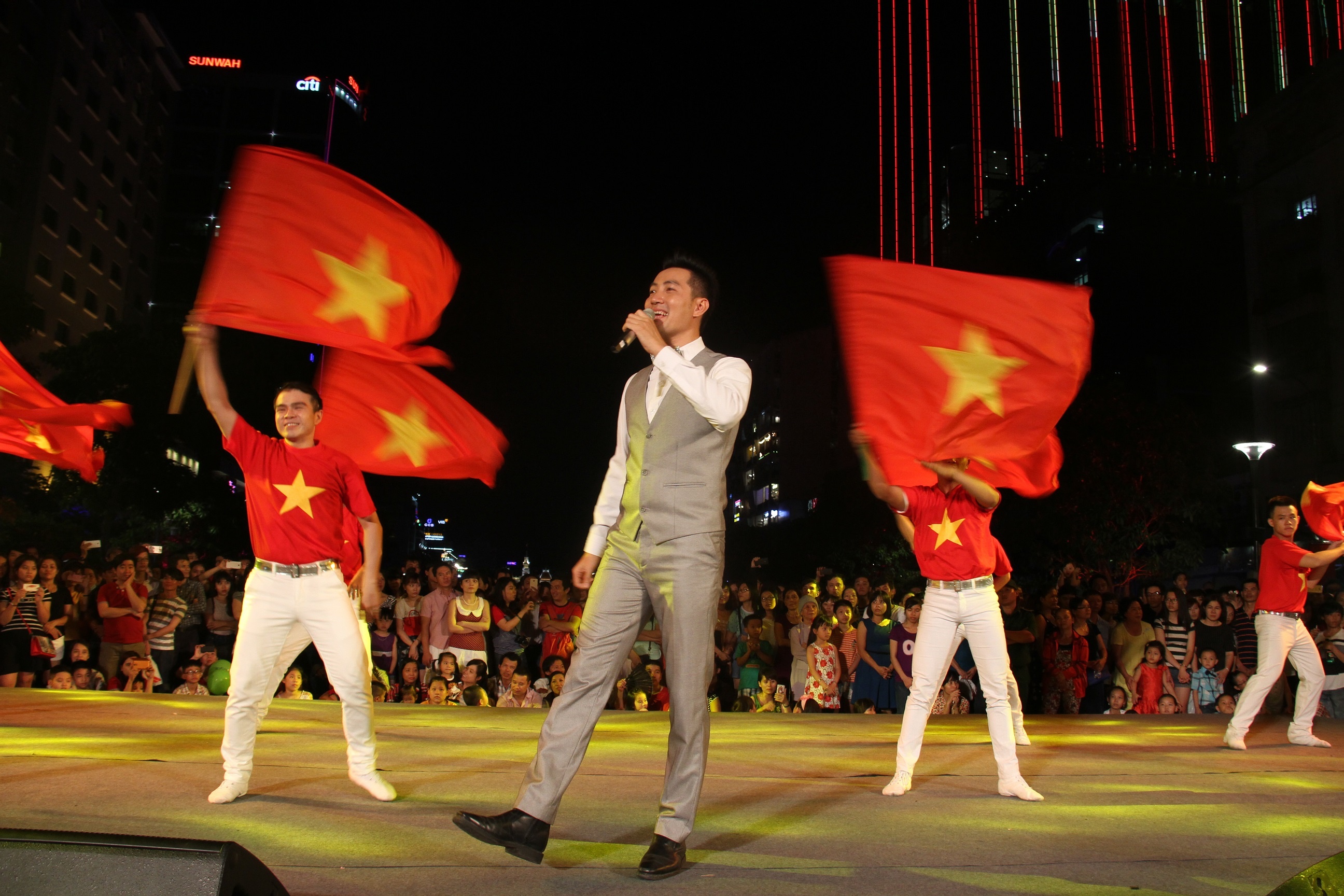 Người dân Sài Gòn ra đường chơi lễ ảnh 2 Nguoi dan Sai Gon ra duong choi le anh 2