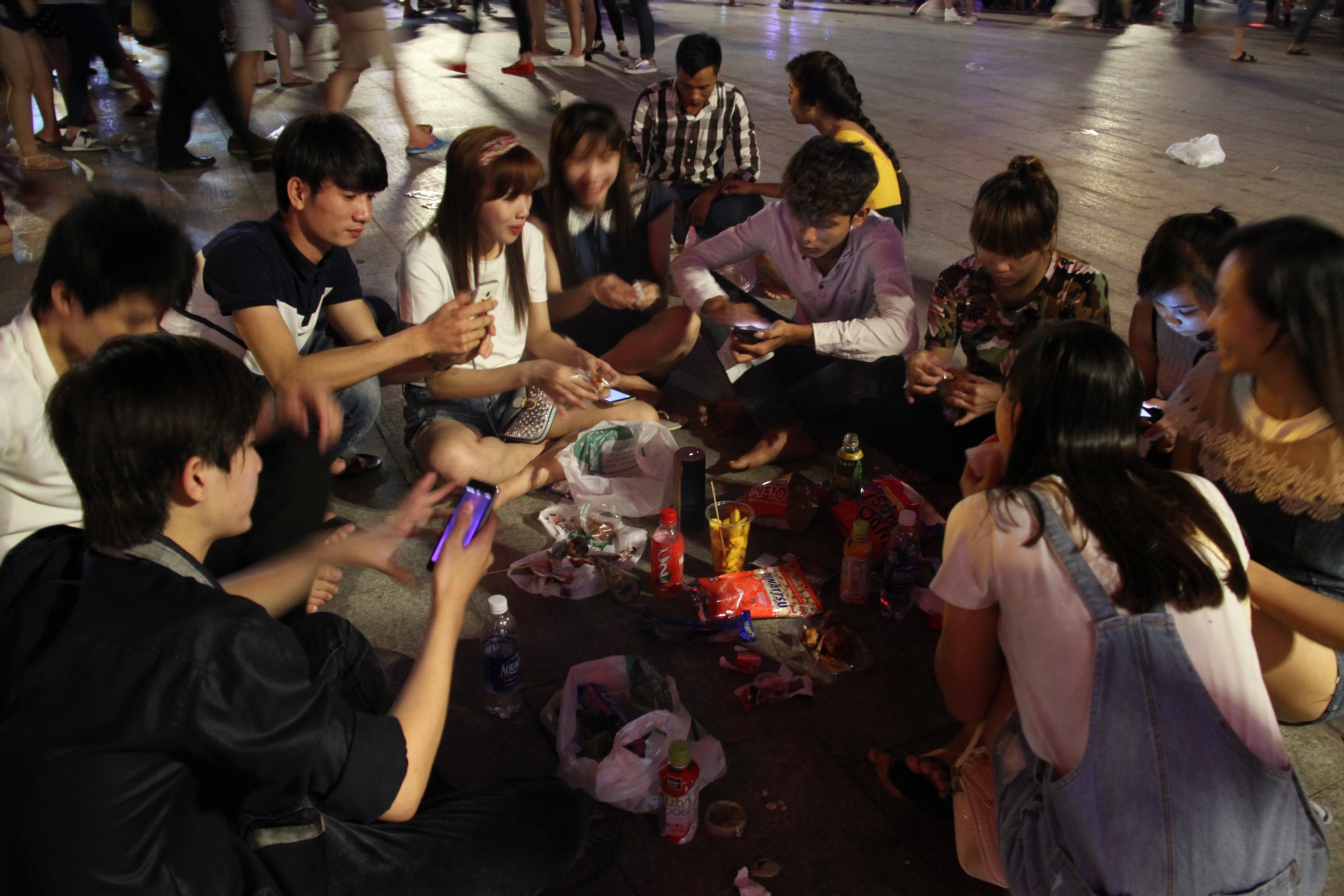 An uong, xa rac tren pho di bo Nguyen Hue bat chap lenh cam hinh anh