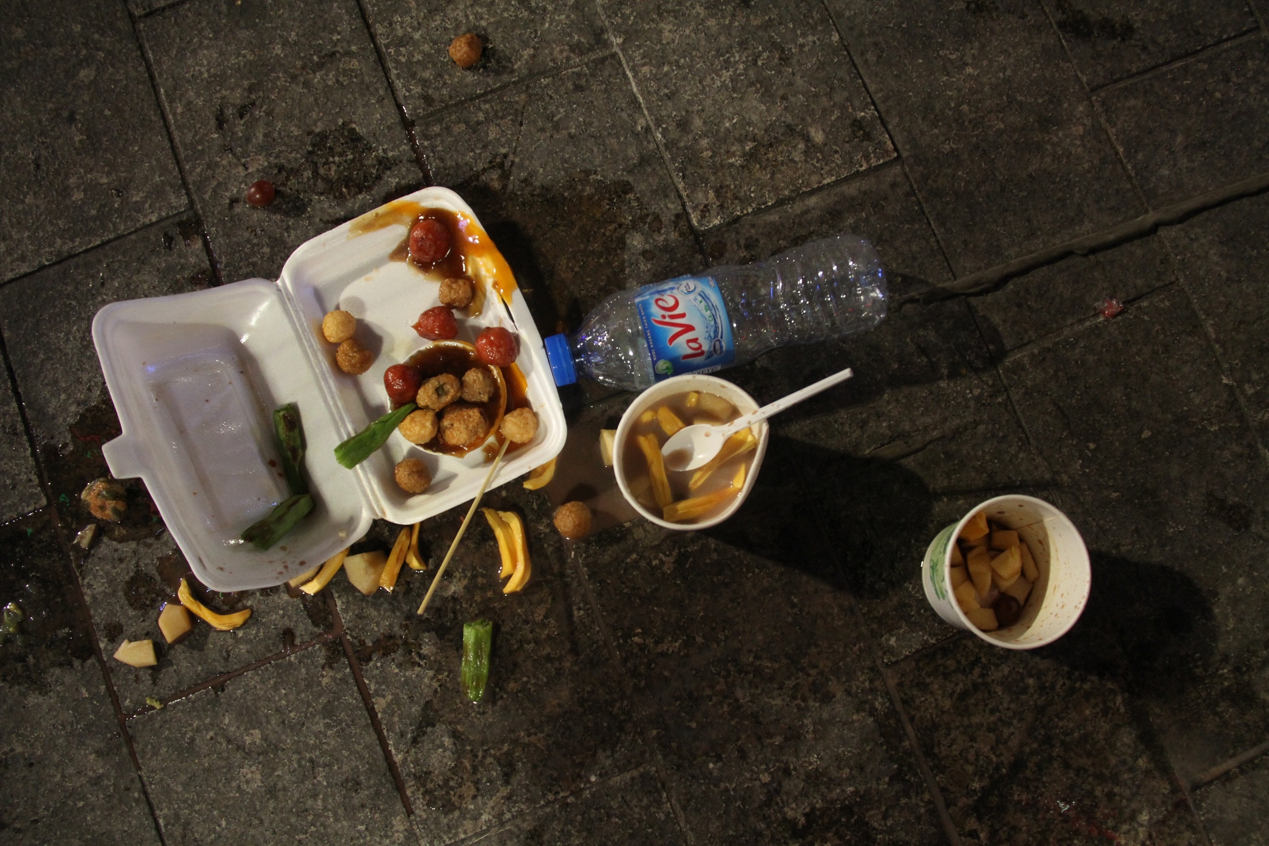 an uong tren pho di bo Nguyen Hue anh 2