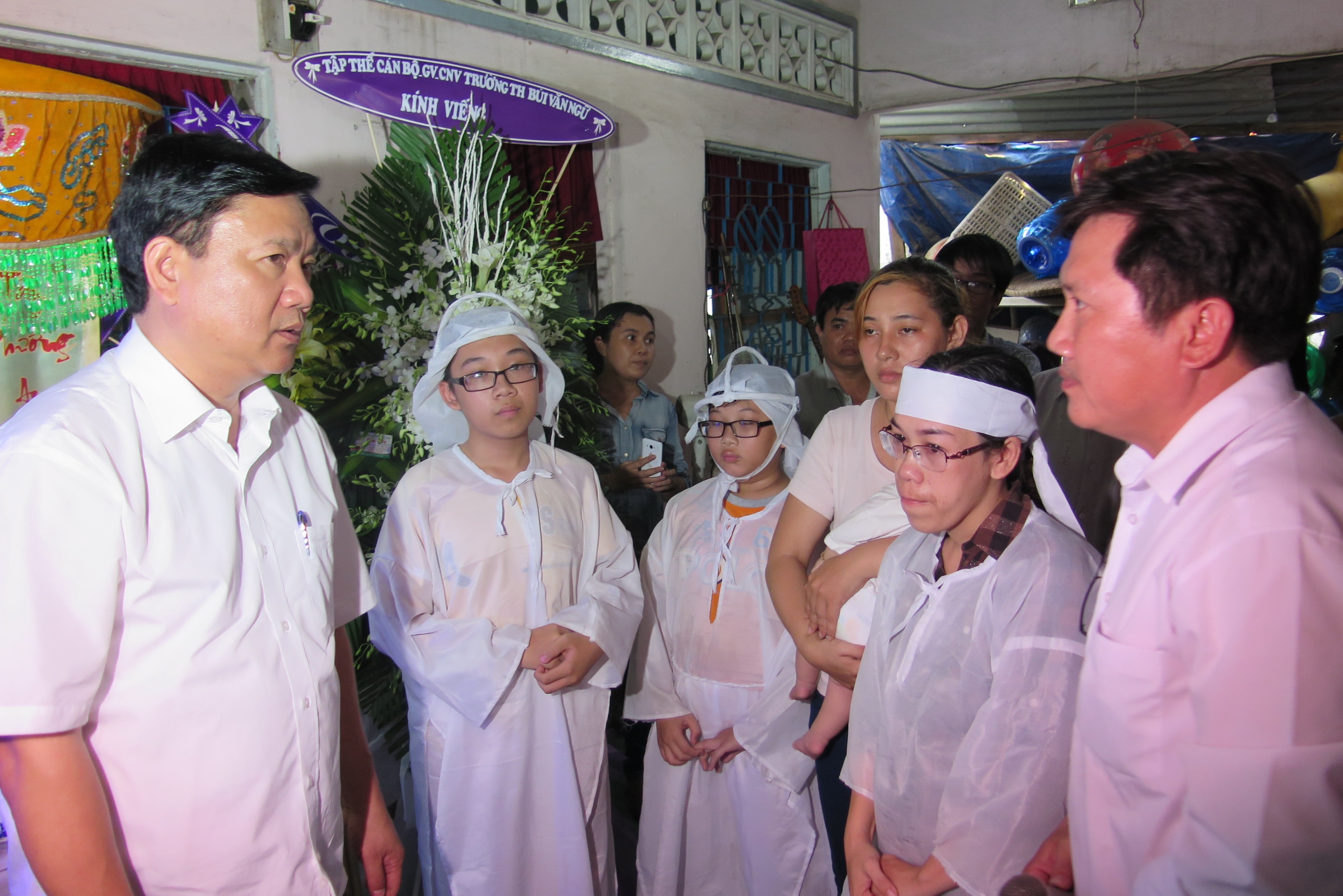 Bi thu Thang vieng thay giao mat do tai nan giao thong hinh anh