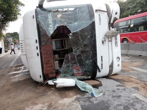 Hang chuc nguoi keu cuu trong chiec xe khach lat nghieng hinh anh