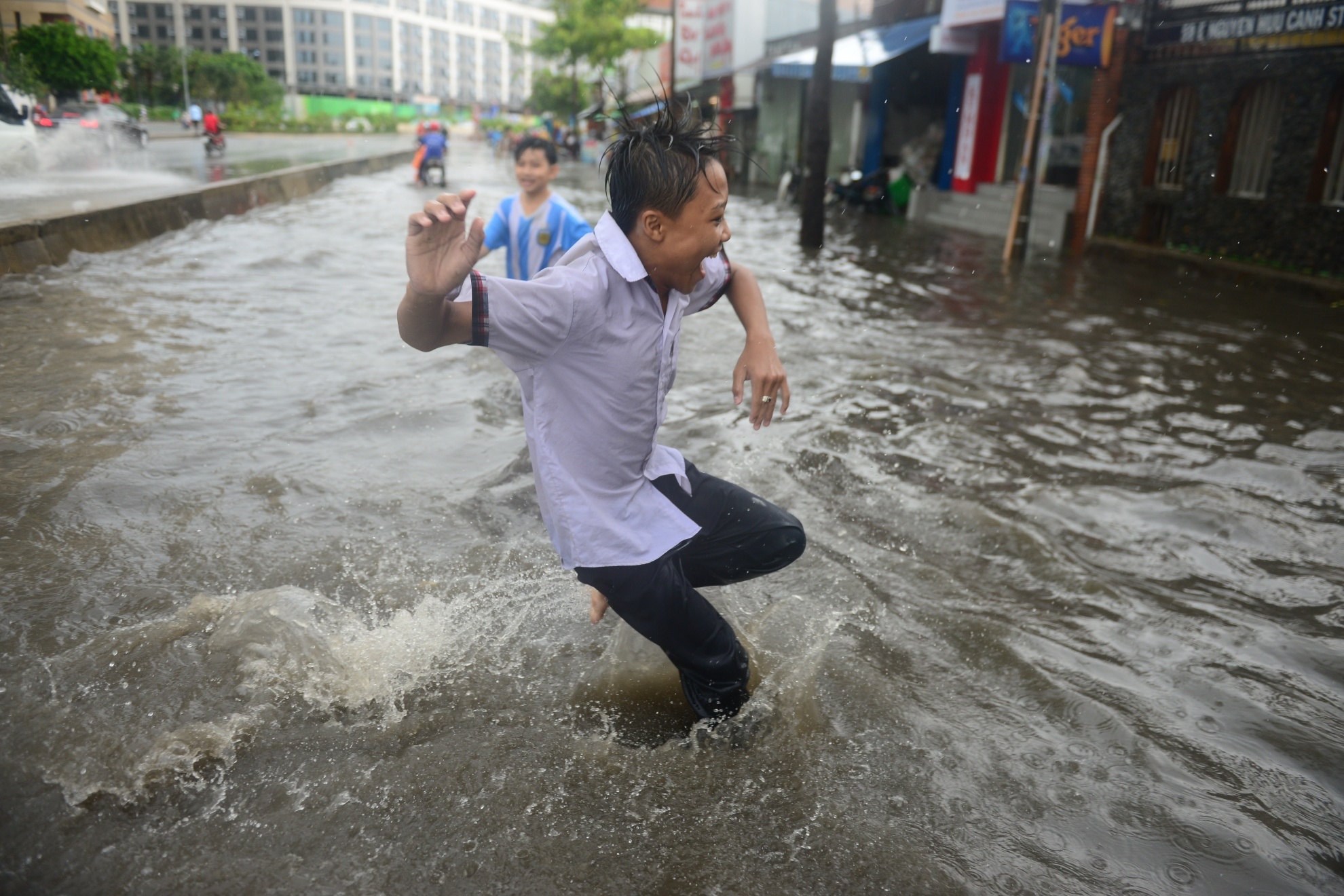 sai gon ngap nang anh 10