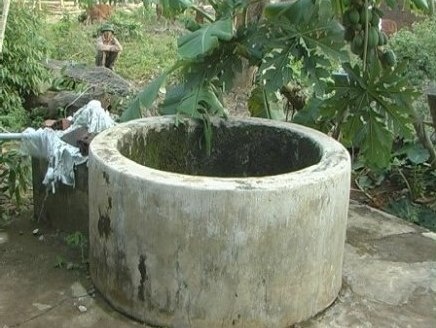 Xuong gieng sua may bom, 2 nguoi thiet mang hinh anh