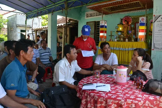 Nguoi nha dua thi the be trai dat truoc nha hang hinh anh