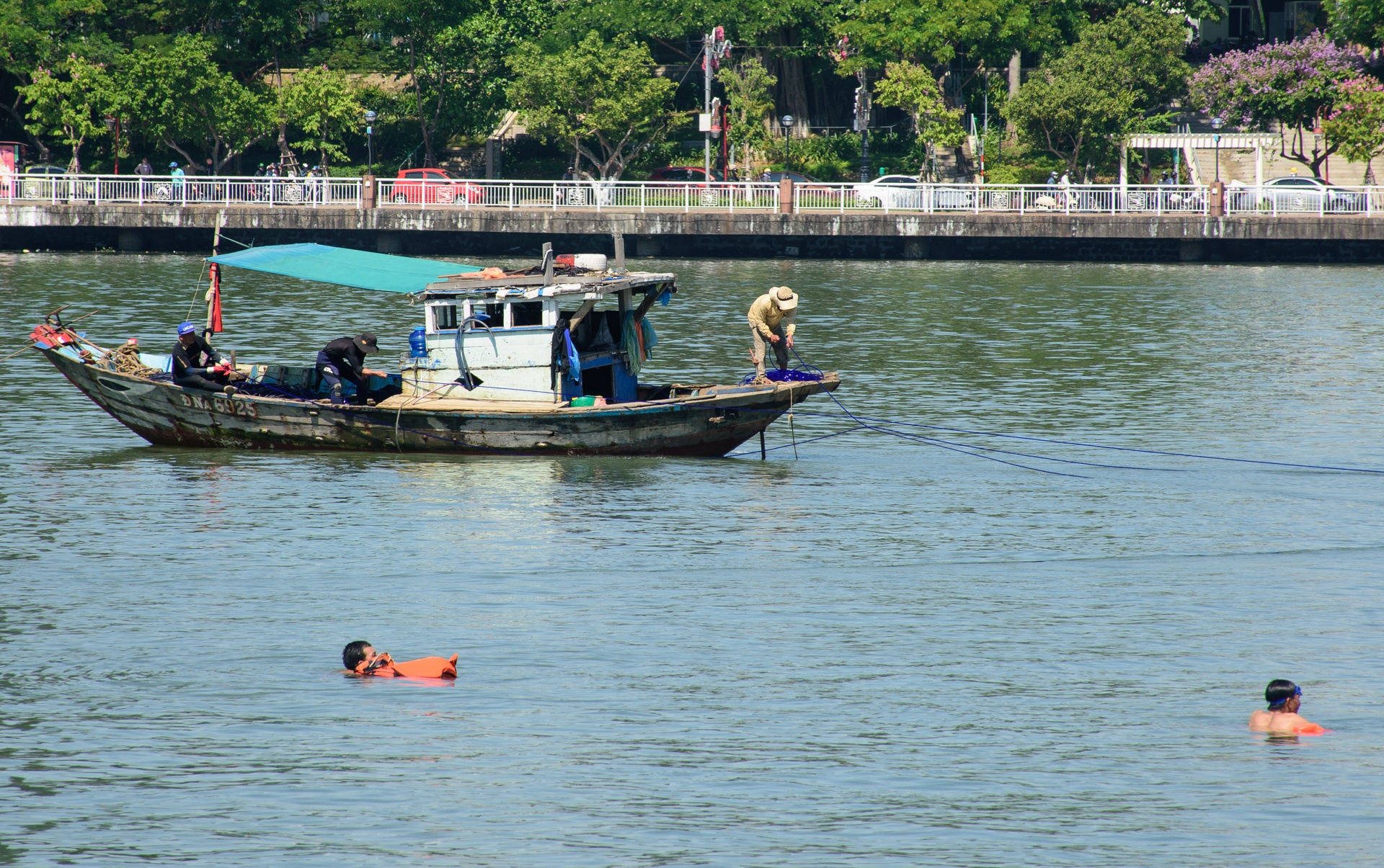 cứu hộ vụ chìm tàu sông Hàn ảnh 4 cuu ho vu chim tau song Han anh 4