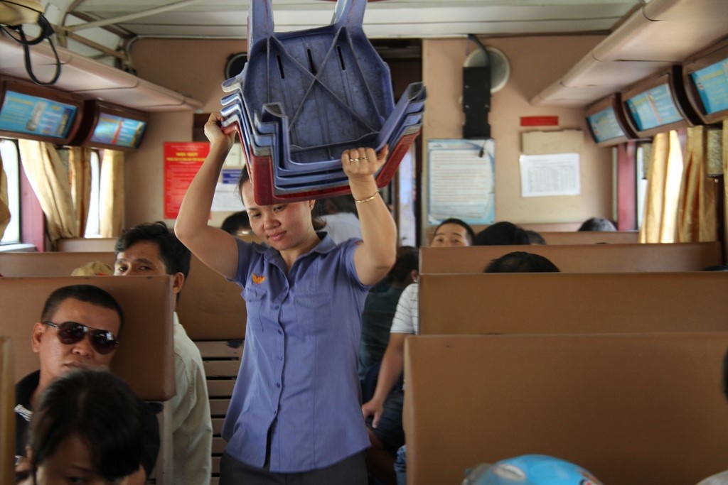 Nganh duong sat cam nhan vien xem bong da khi lam viec hinh anh