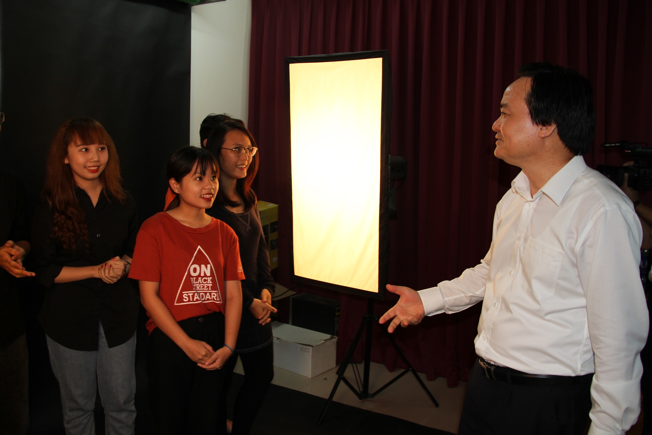 Bo Giao duc se giai the truong dai hoc yeu kem hinh anh