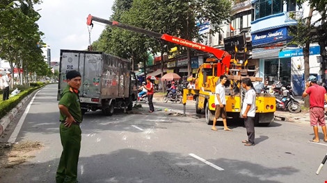 Xe tai lat nhao, hang chuc thung bia roi xuong duong hinh anh