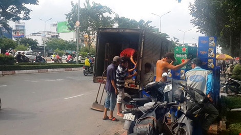 xe tai cho bia lat nhao anh 1