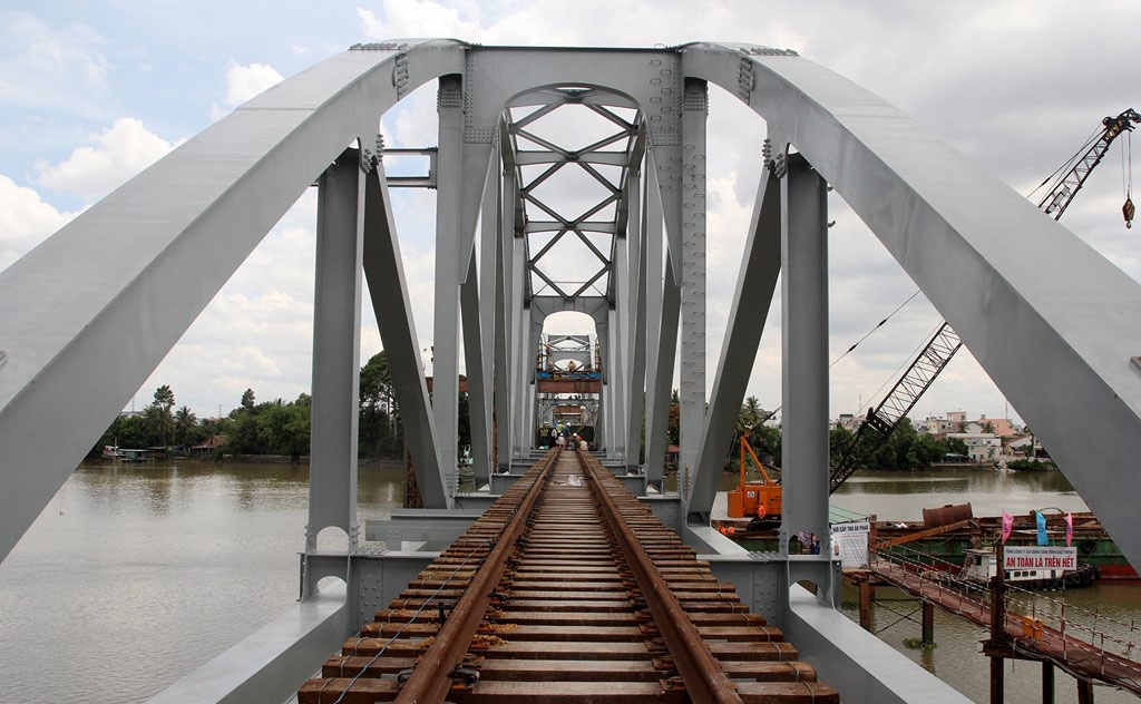 Nganh duong sat chay thu tai qua cau Ghenh hinh anh