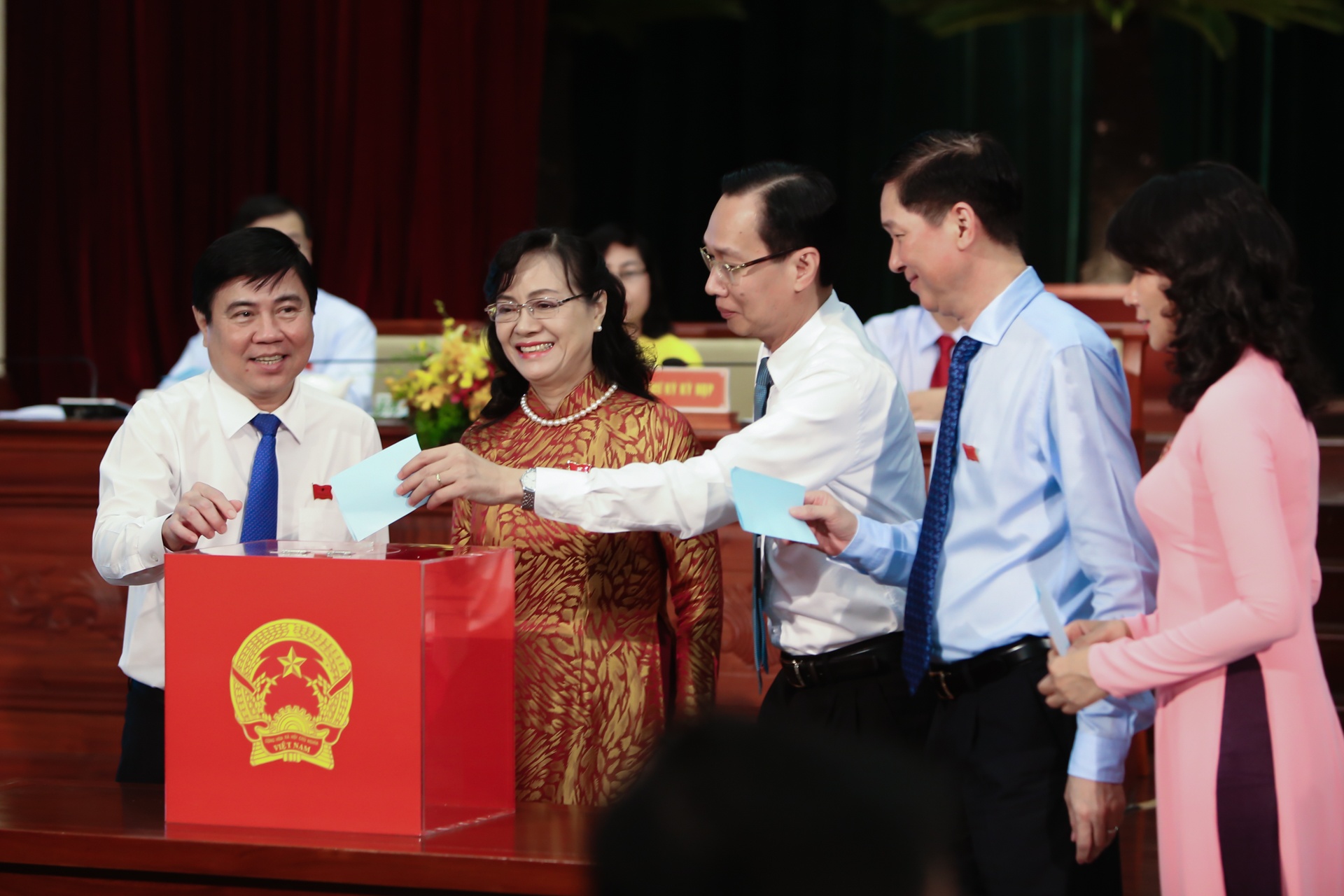 Bau nhan su HDND TP HCM khoa IX anh 1