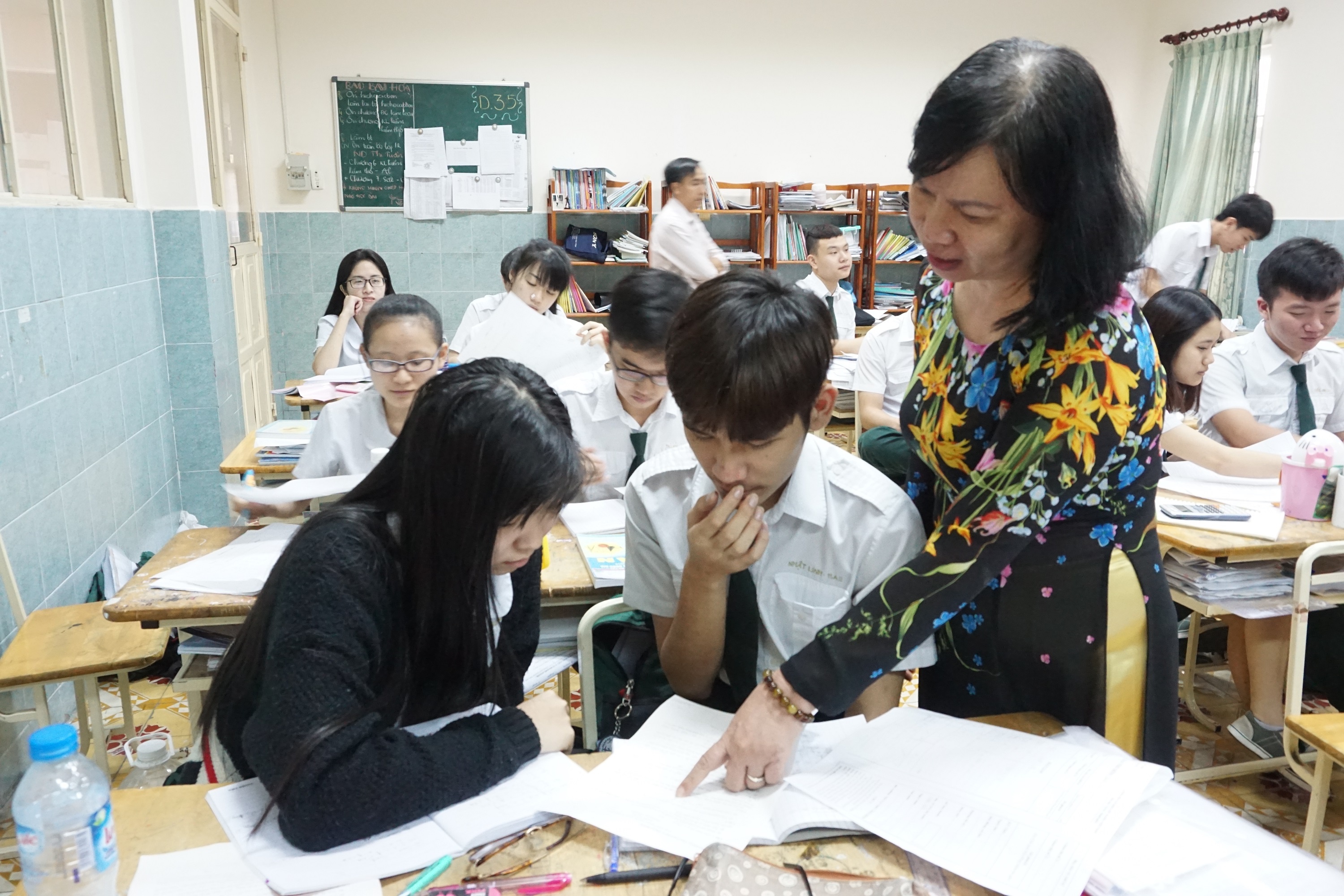 On thi nuoc rut truoc ky thi anh 1