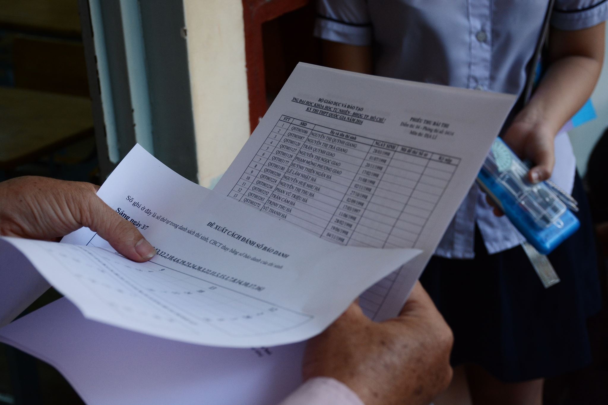 Phat hien tai lieu dan duoi nap day binh nuoc bon cau hinh anh