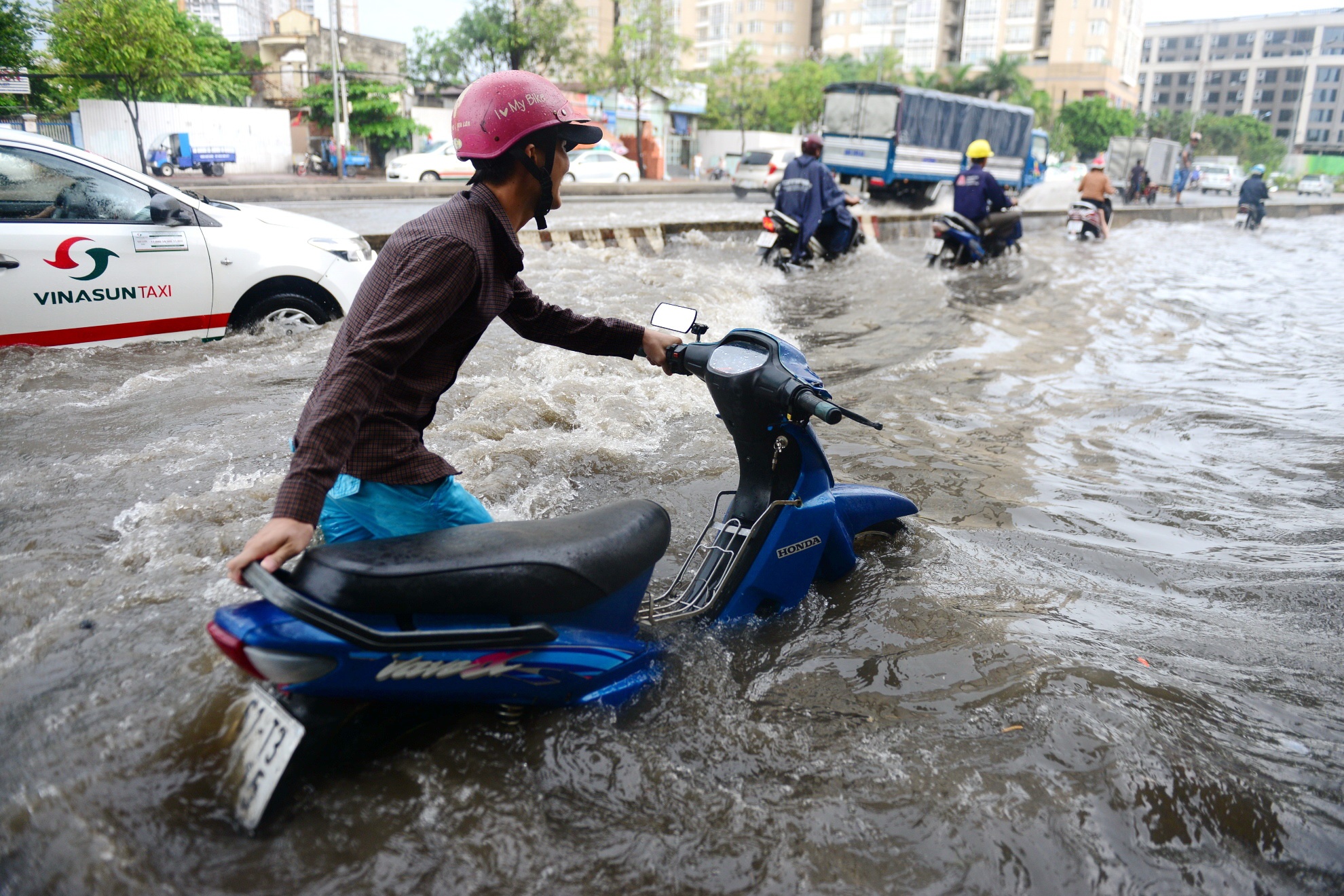 Vi sao TP HCM cham phat trien? hinh anh