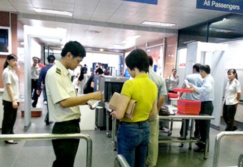 Phat hanh khach di may bay anh 1