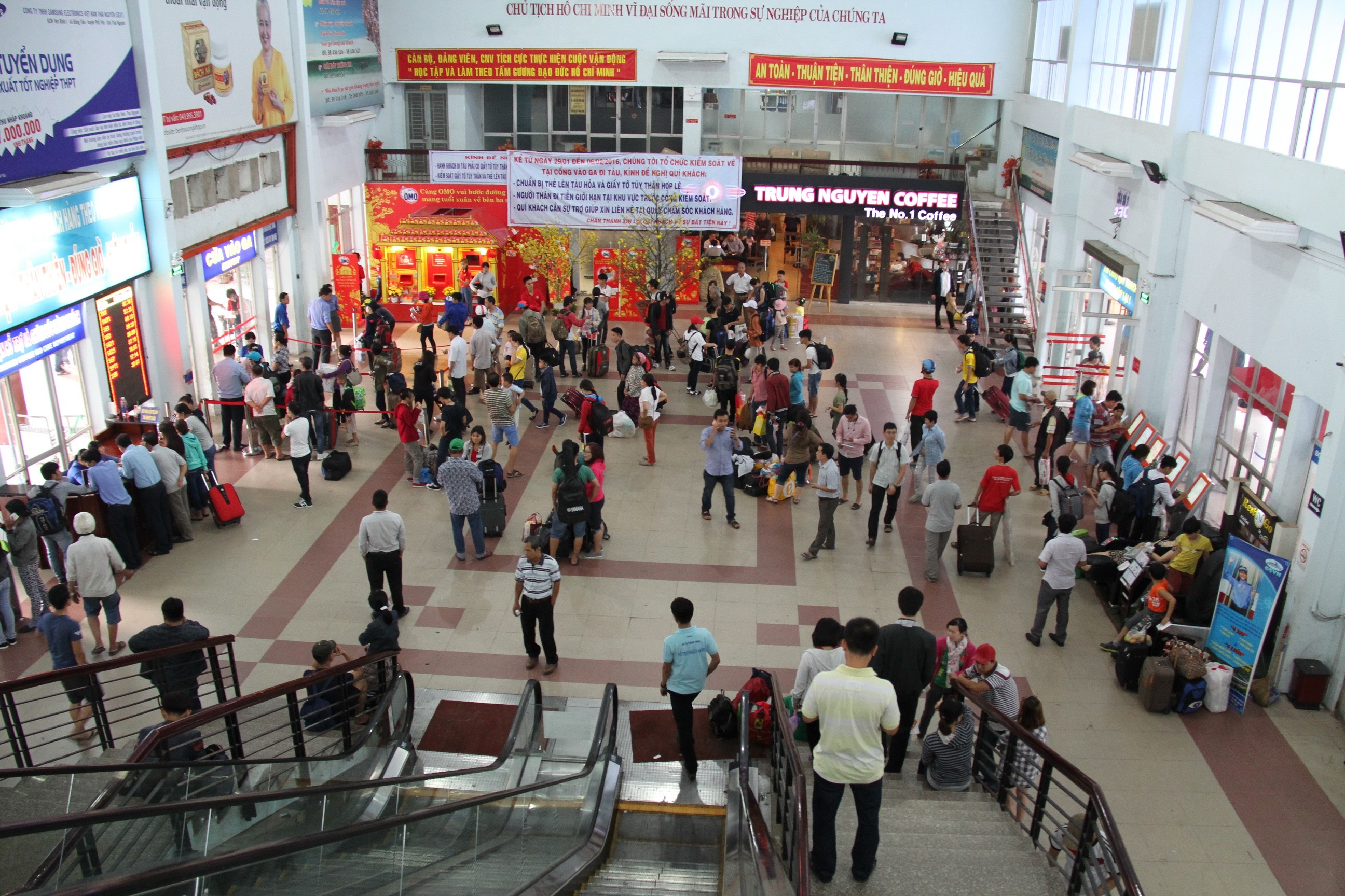 Tau Bac Nam phuc vu khach anh 1