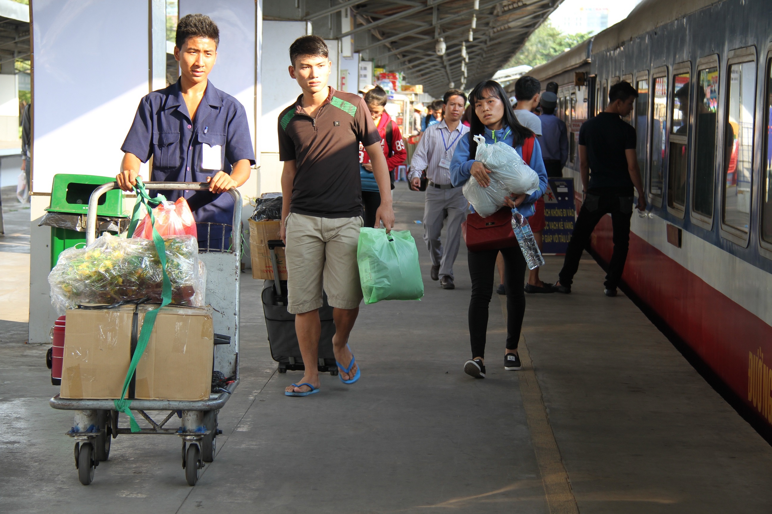 Them doi tau Bac - Nam phuc vu nguoi dan dip he hinh anh