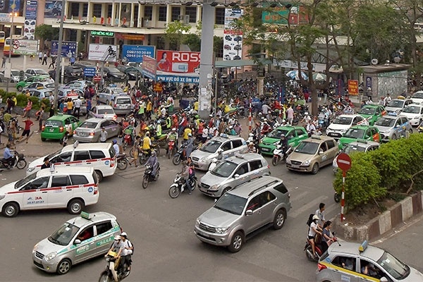 Taxi gay ap luc un tac giao thong thu do hinh anh