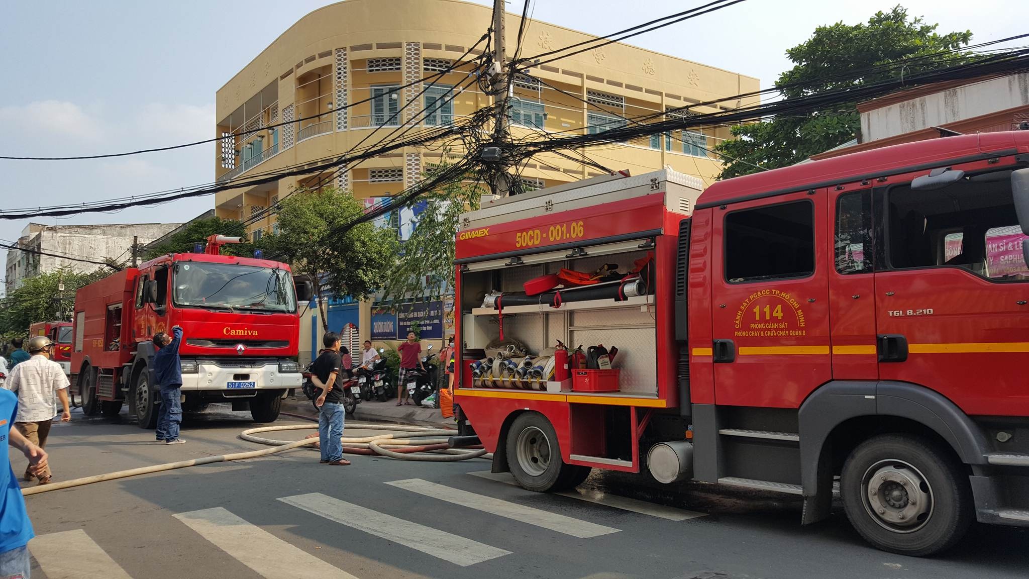 Dân hoảng loạn thoát cháy trong đám cháy ảnh 1 Dan hoang loan thoat chay trong dam chay anh 1