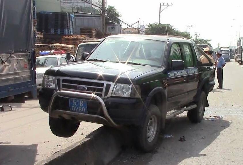 Oto tong xe thanh tra giao thong bay len dai phan cach hinh anh