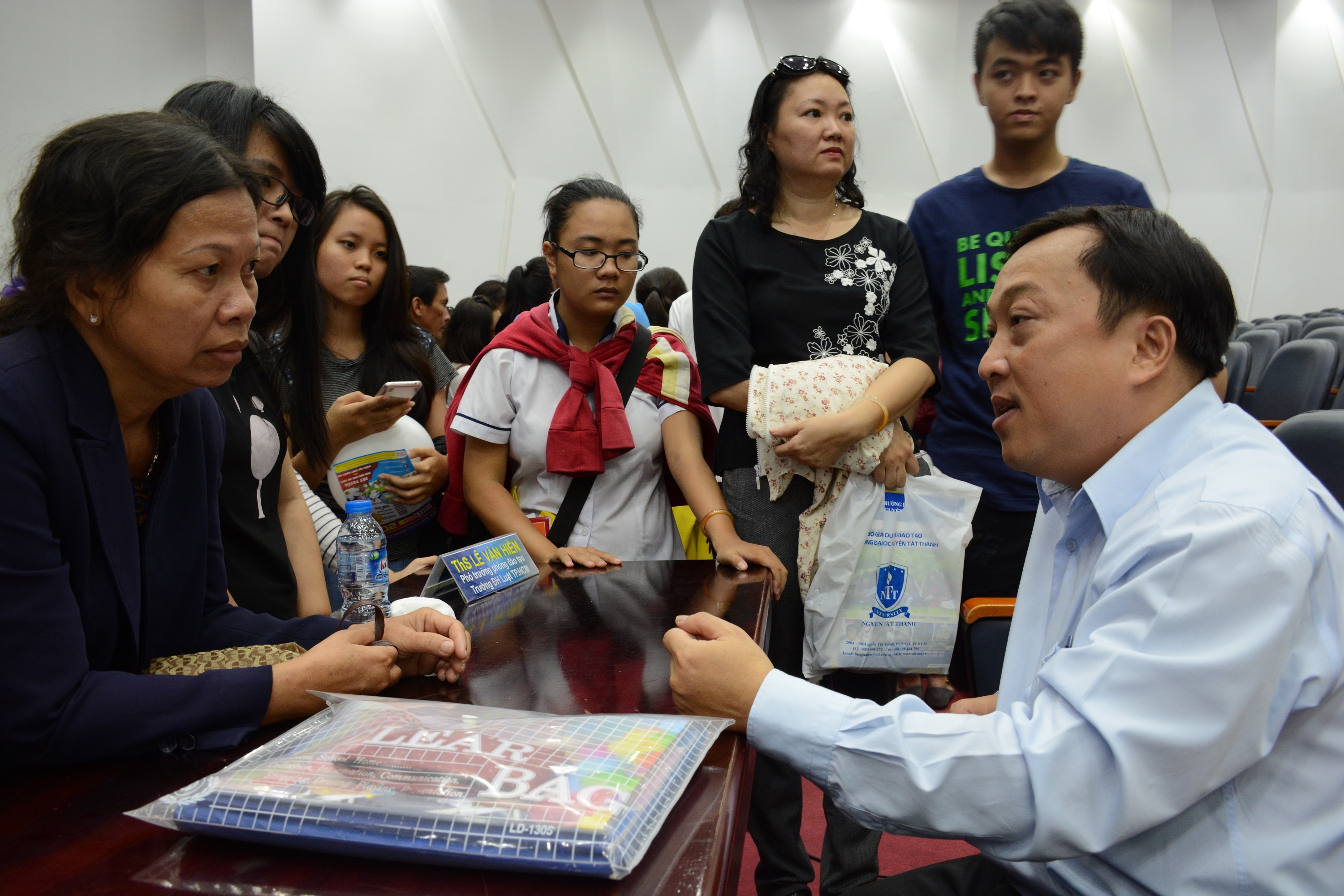 Co binh dang giua hai nguyen vong khi xet tuyen? hinh anh