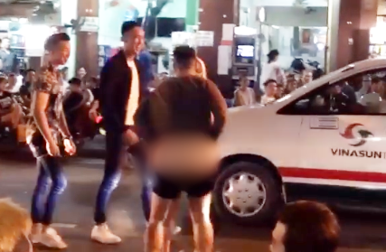 Clip 2 khach Tay nhay phan cam tren pho o Sai Gon hinh anh