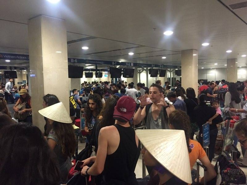 Hành khách mệt mõi checkin sân bay ảnh 1 Hanh khach met moi checkin san bay anh 1