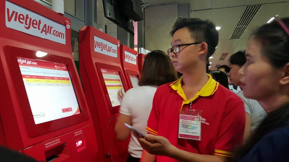 Met moi lam thu tuc thu cong o san bay Tan Son Nhat hinh anh