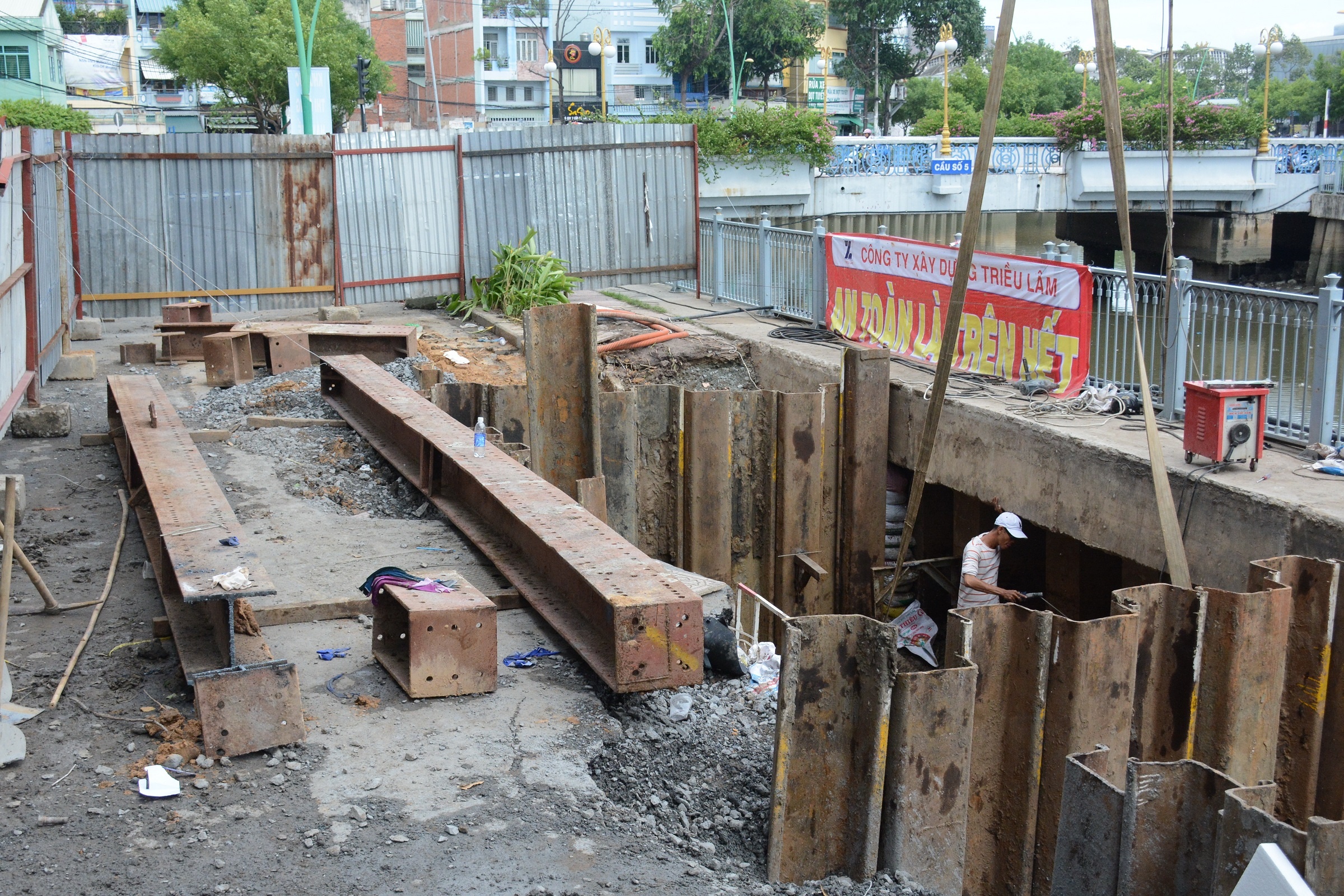 dua robot vao kiem tra nguyen nhan anh 2