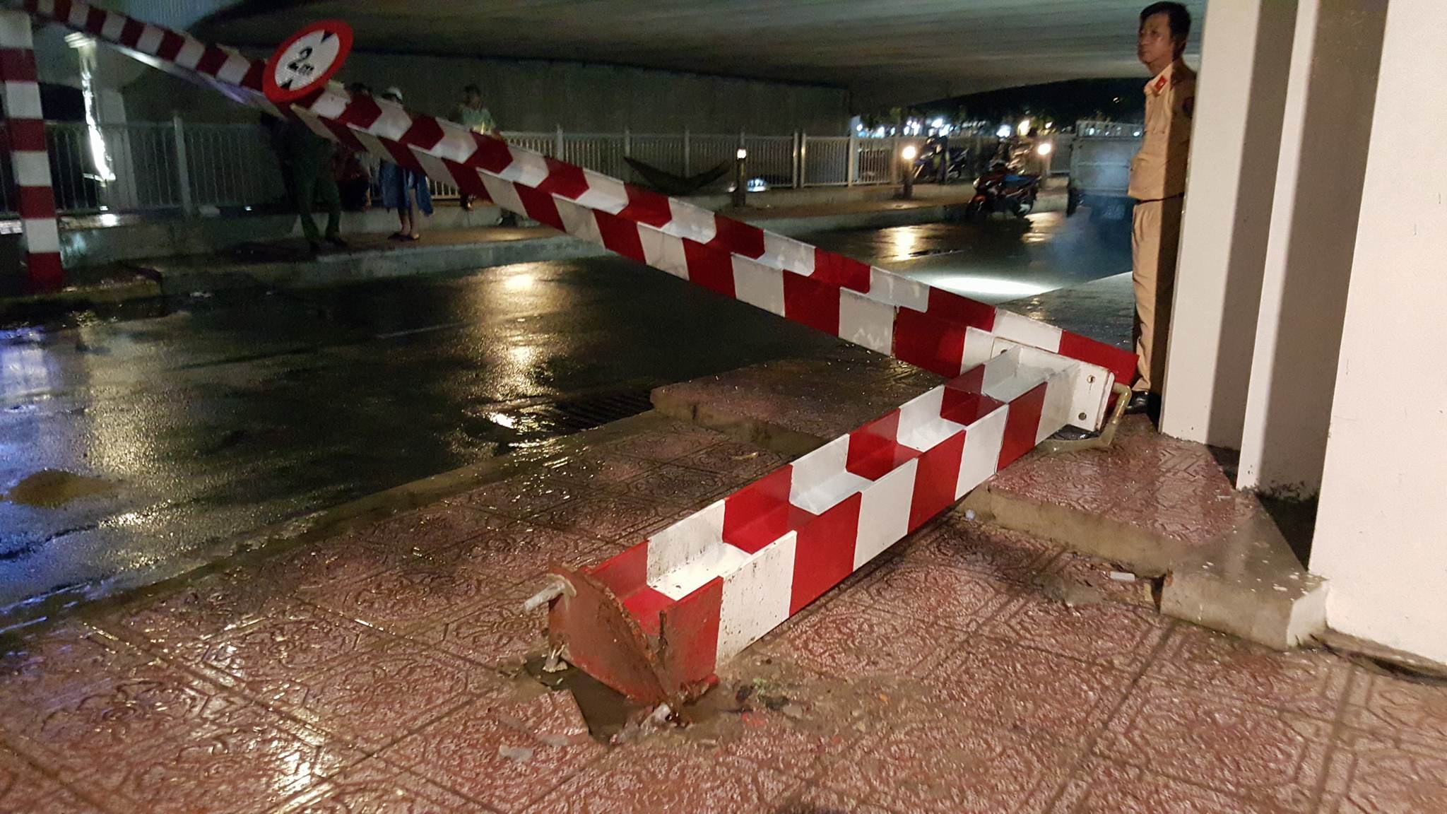 Xe tai tong sap thanh gioi han chieu cao cau hinh anh