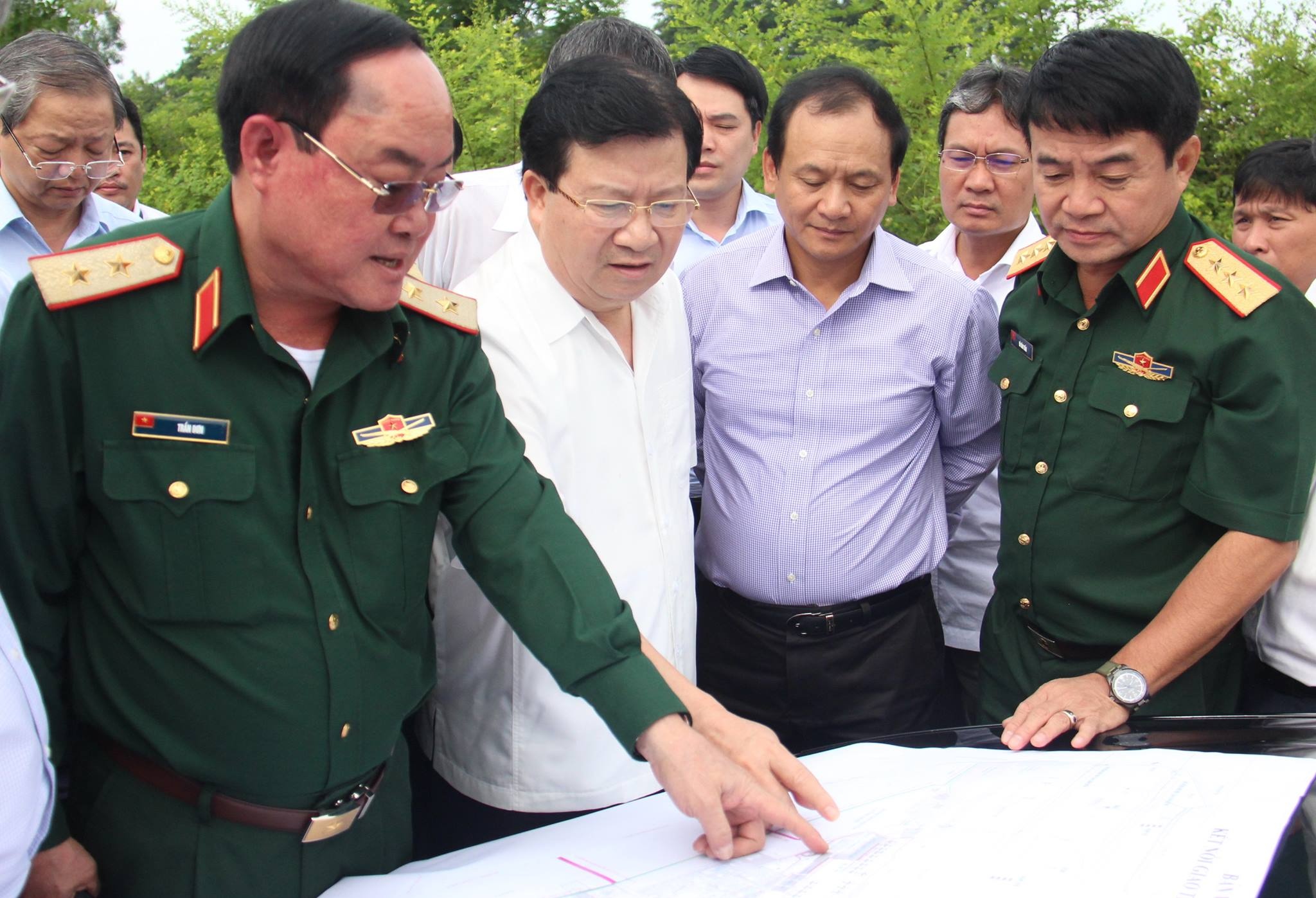 Giai cuu tat nghen Tan Son Nhat anh 1