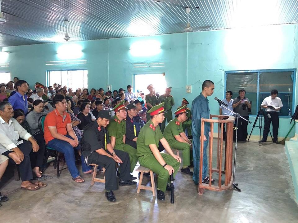 Tu hinh ke bat coc sat hai be trai o Binh Thuan hinh anh