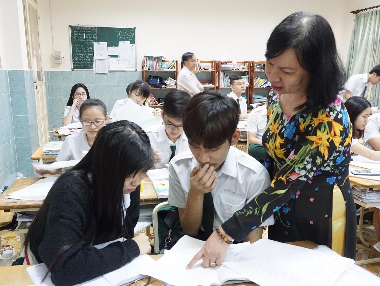 Giao vien TP HCM mong go quy dinh cam day them hinh anh