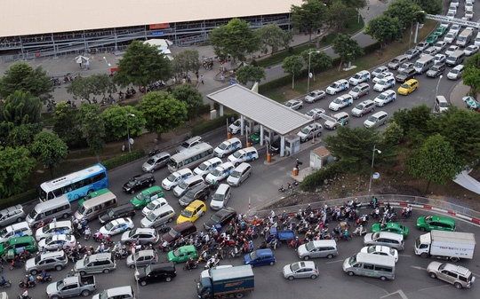 Qua tai tai san bay Tan Son Nhat hinh anh