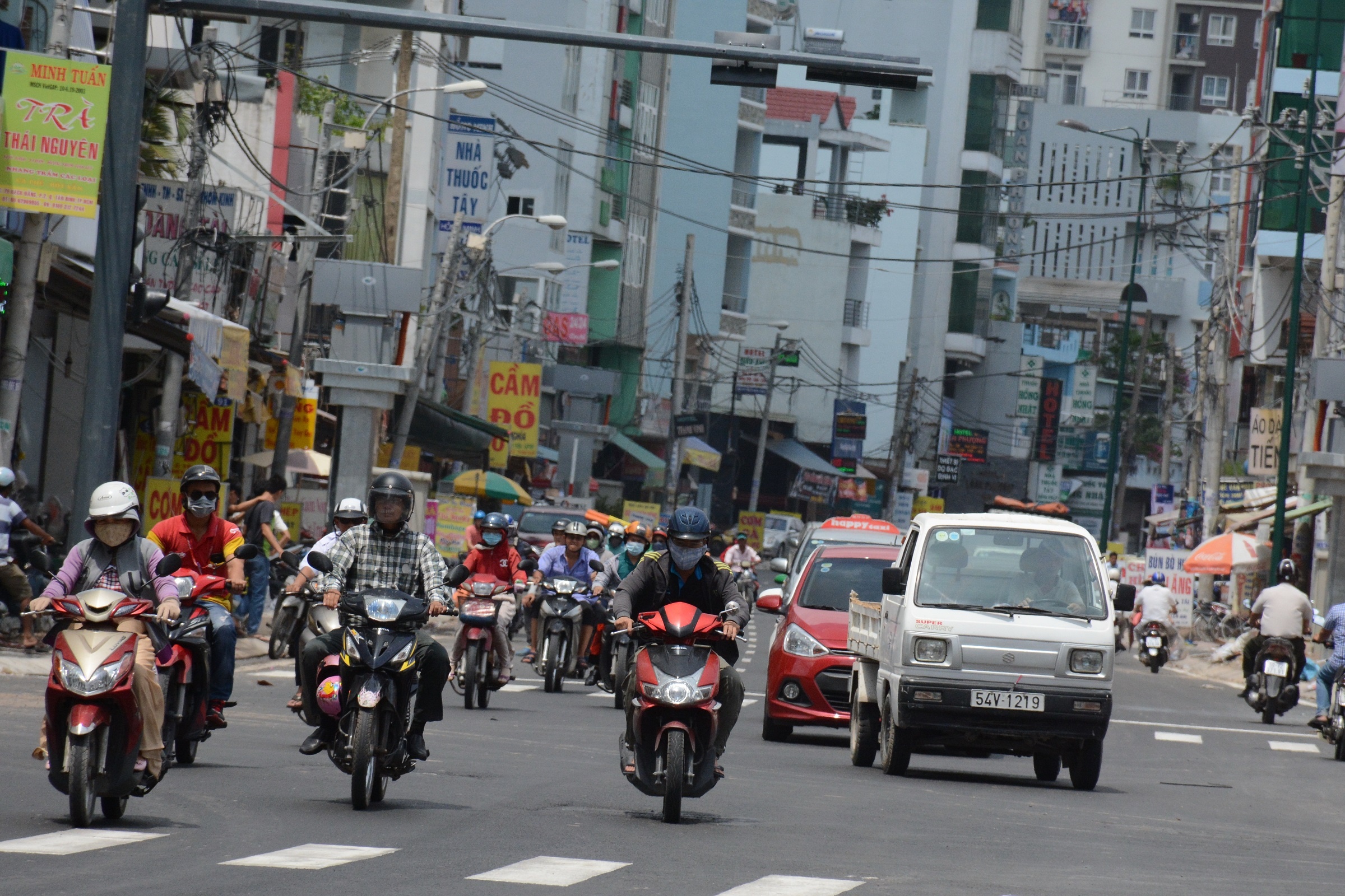 San bay Tan Son Nhat giam ket xe nho 2 duong moi hinh anh