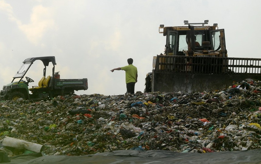 So TN&MT kiem tra tinh trang mui hoi quanh bai rac Da Phuoc hinh anh