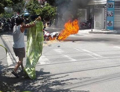 Va quet voi xe cung chieu, xe Attila boc chay du doi hinh anh