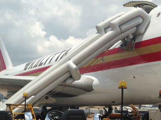 May bay My bung phao truot o san bay Tan Son Nhat hinh anh