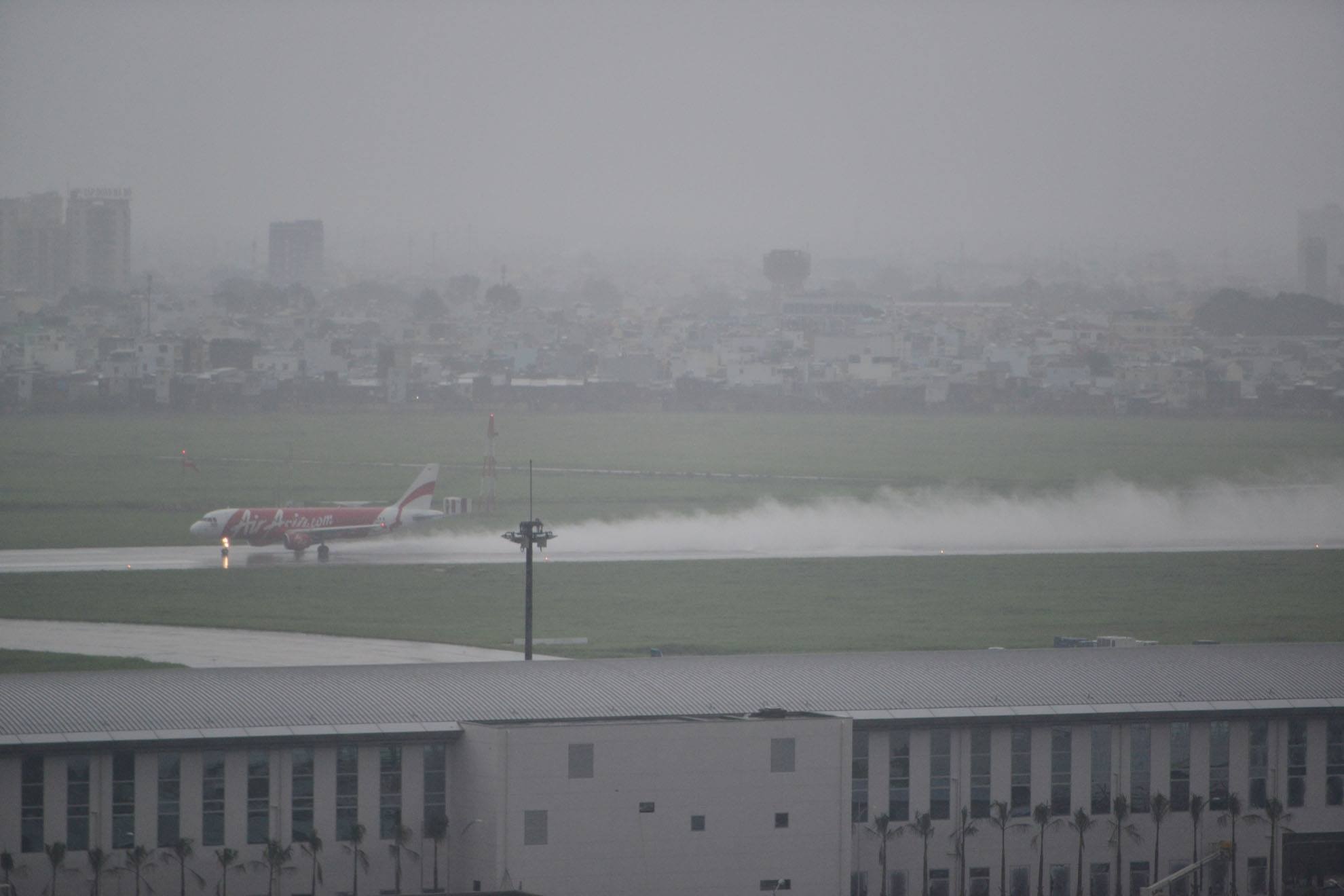 San bay Tan Son Nhat lai ngap anh 3