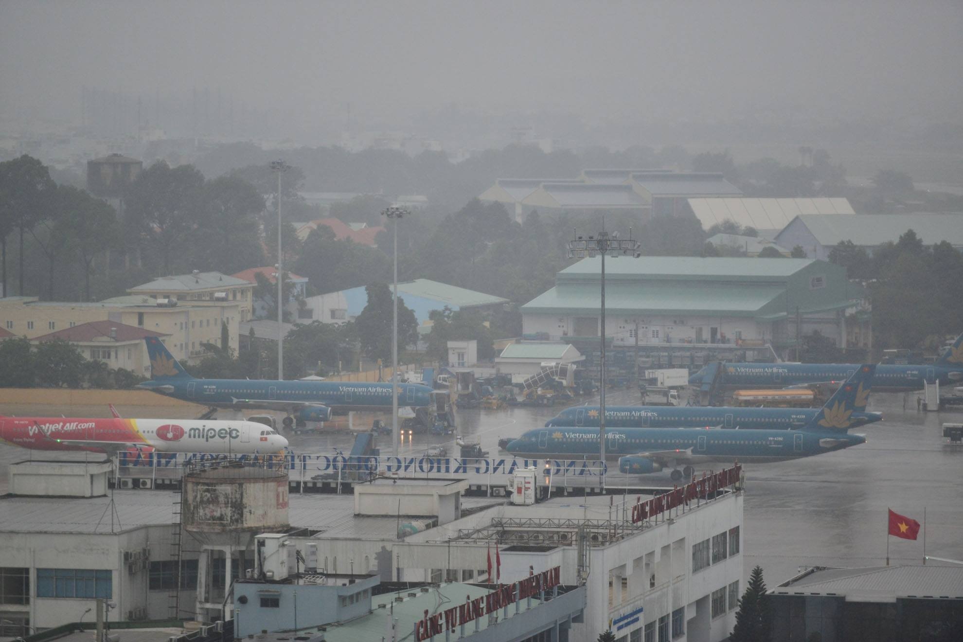 San bay Tan Son Nhat lai ngap anh 2