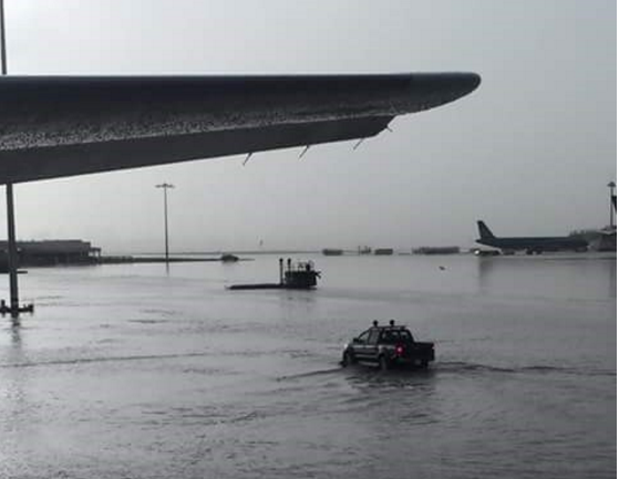 Mua ca ngay, bai dau san bay Tan Son Nhat lai ngap hinh anh