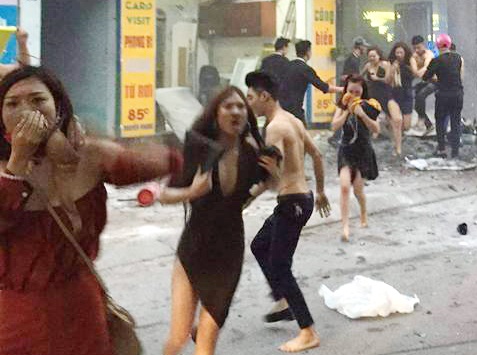 Nu nhan vien nhao nhao chay khoi quan karaoke dang chay hinh anh