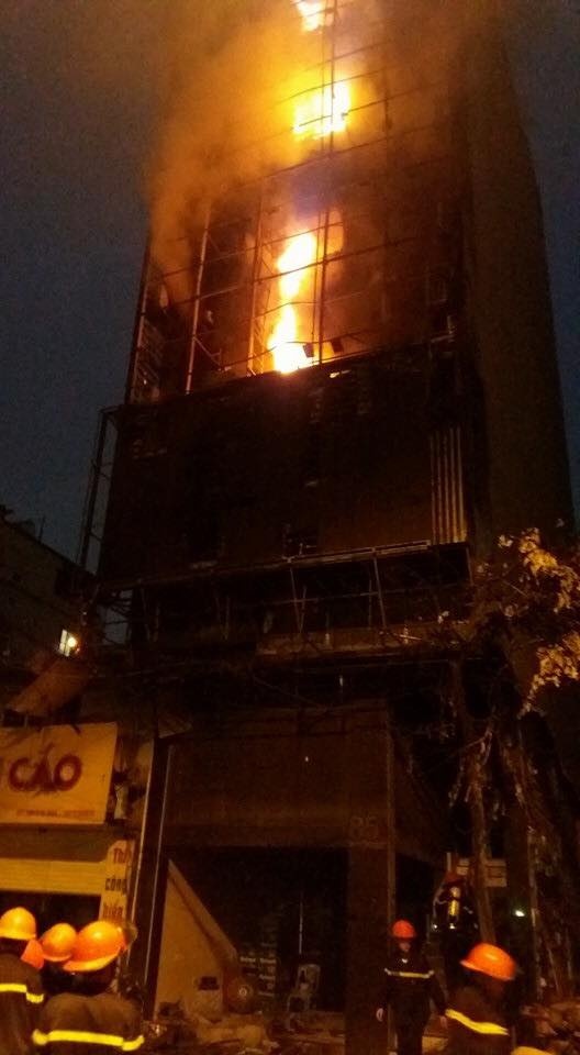 hien truong chay quan karaoke 8 tang anh 7