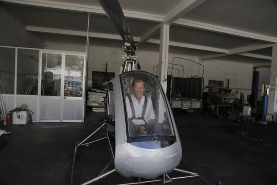 Khong quan lam viec voi ong Bui Hien ve chiec truc thang hinh anh