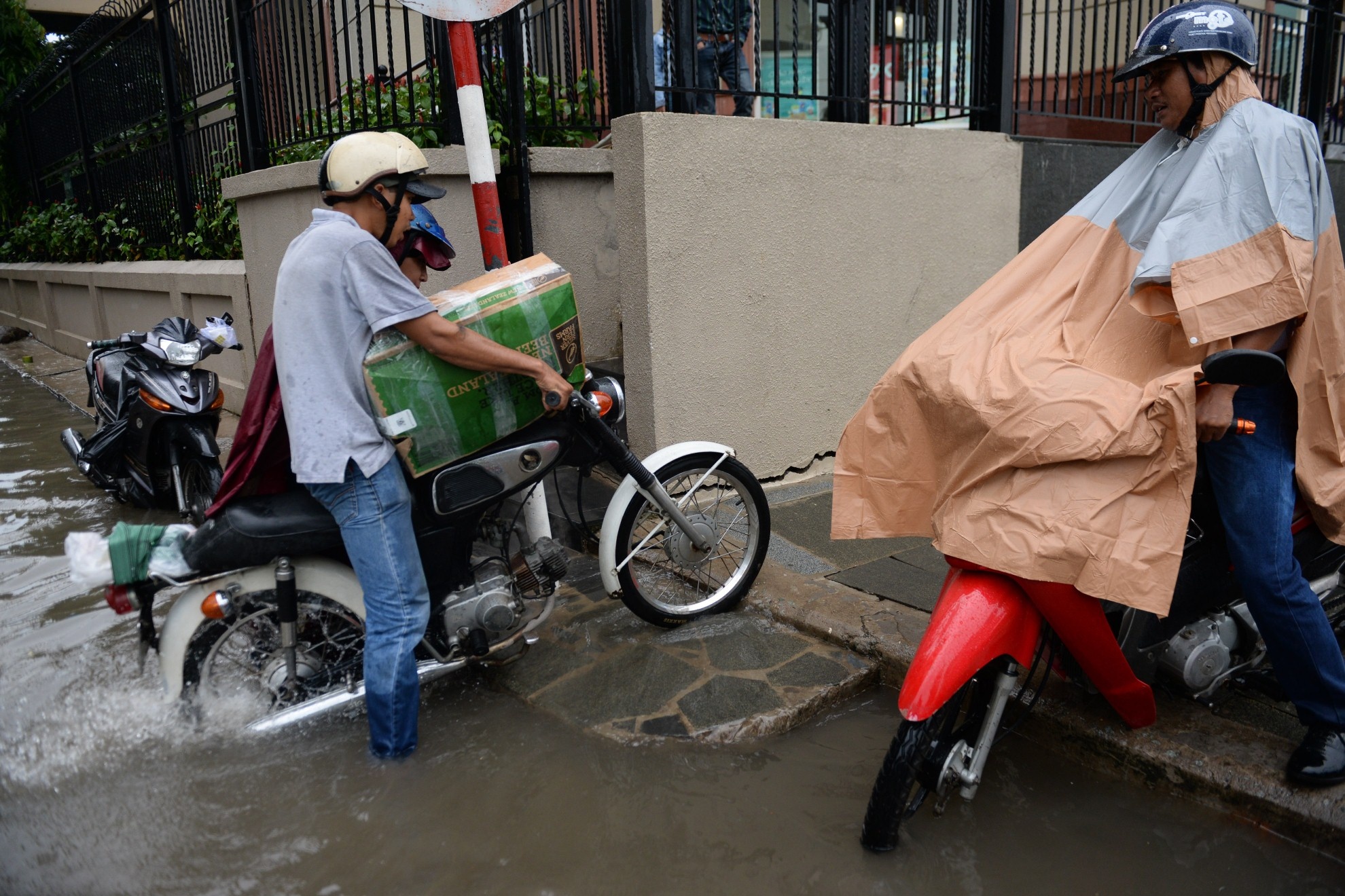Ngap nang duong Nguyen Huu Canh anh 7