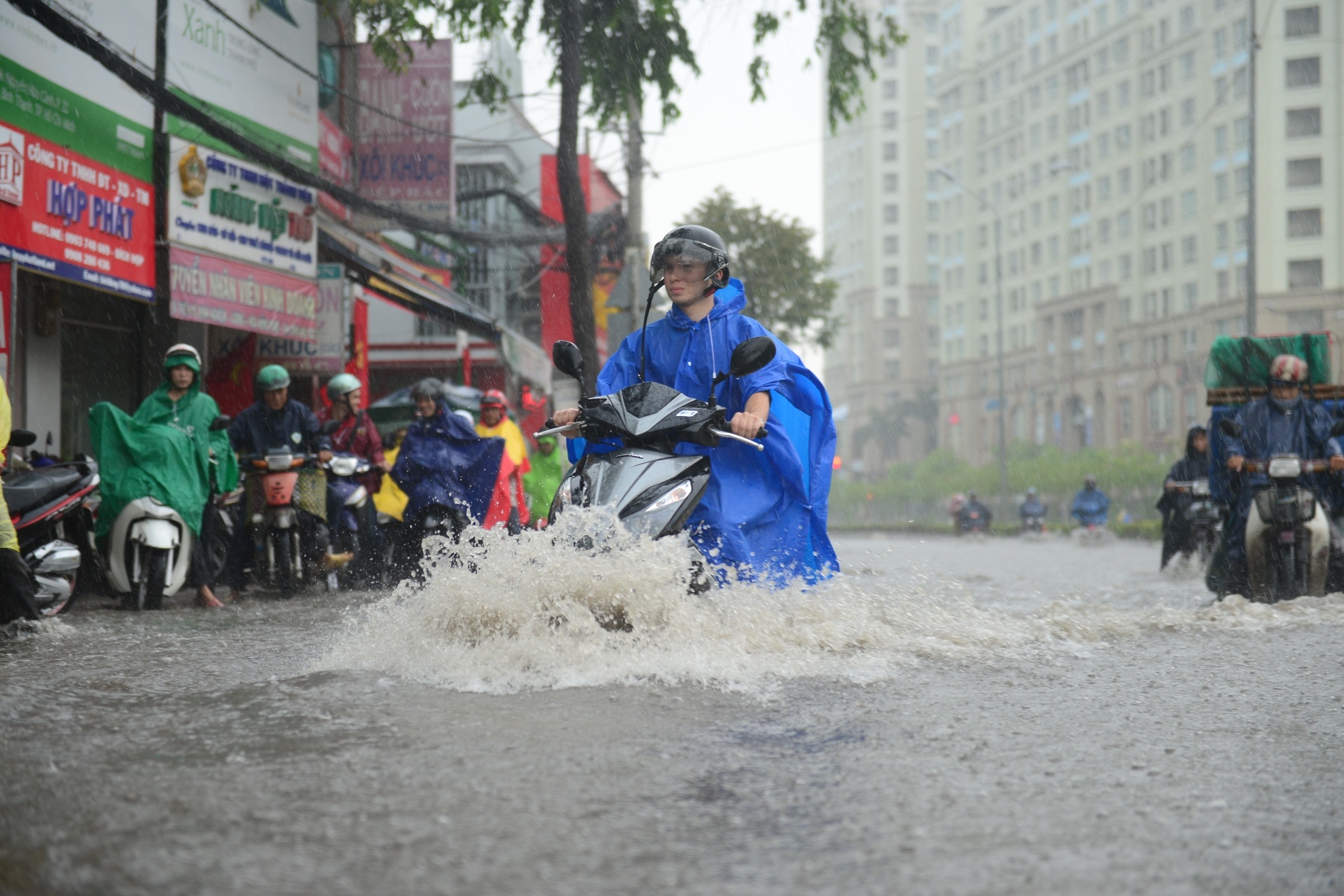 Trieu cuong co the gay ngap 9 tuyen duong Sai Gon hinh anh