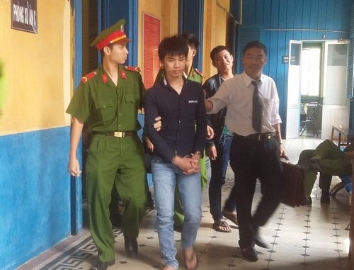Chồng vào tù sau lần cưới vợ trẻ ảnh 2 Chong vao tu sau lan cuoi vo tre anh 2
