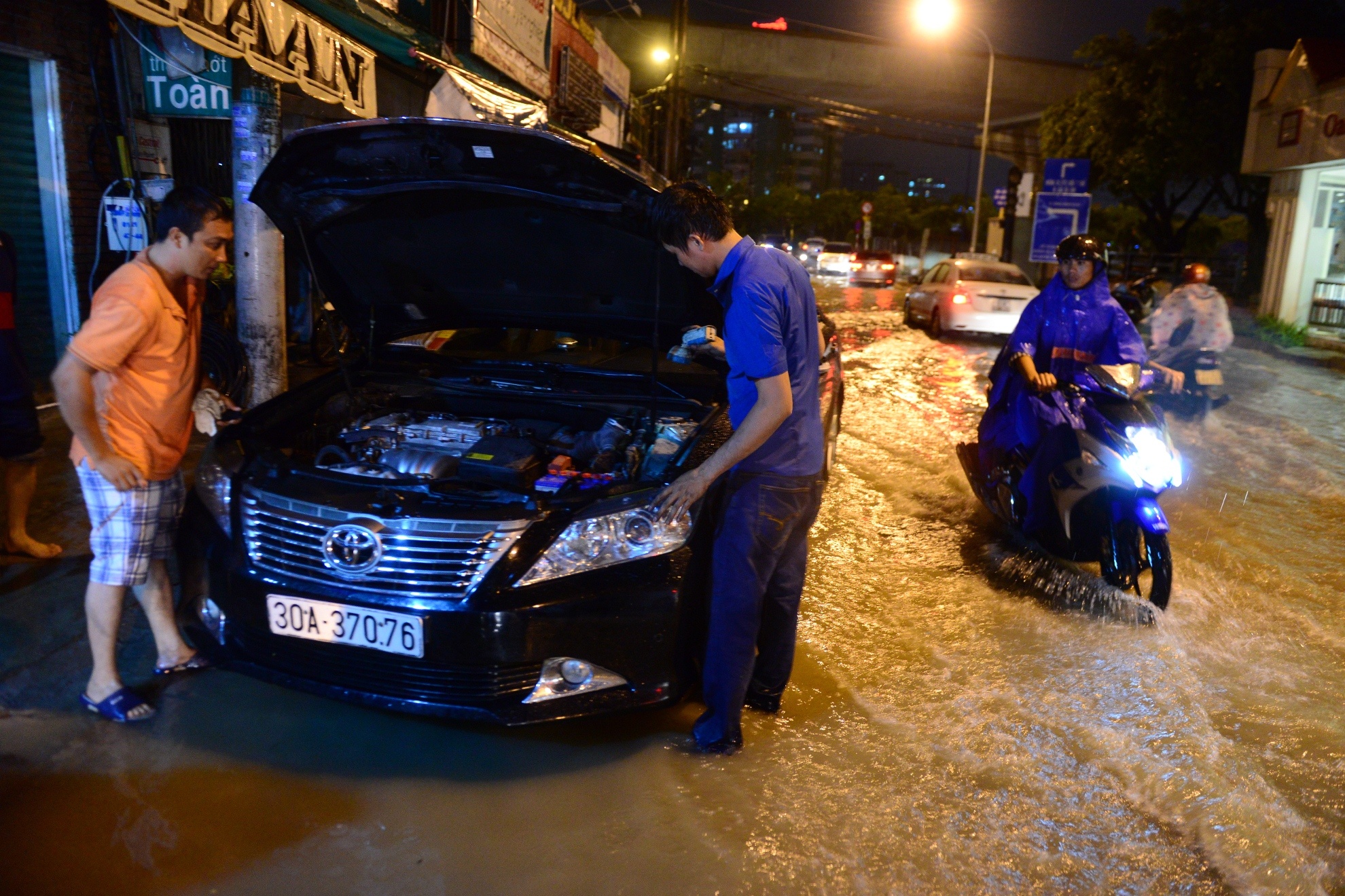 TP.HCM ngap sau do mua lon ket hop trieu cuong hinh anh