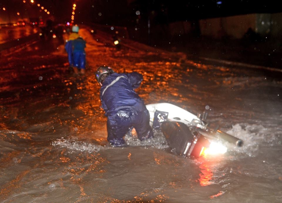 Sai Gon ngap nang vi mua lon ket hop dinh trieu hinh anh